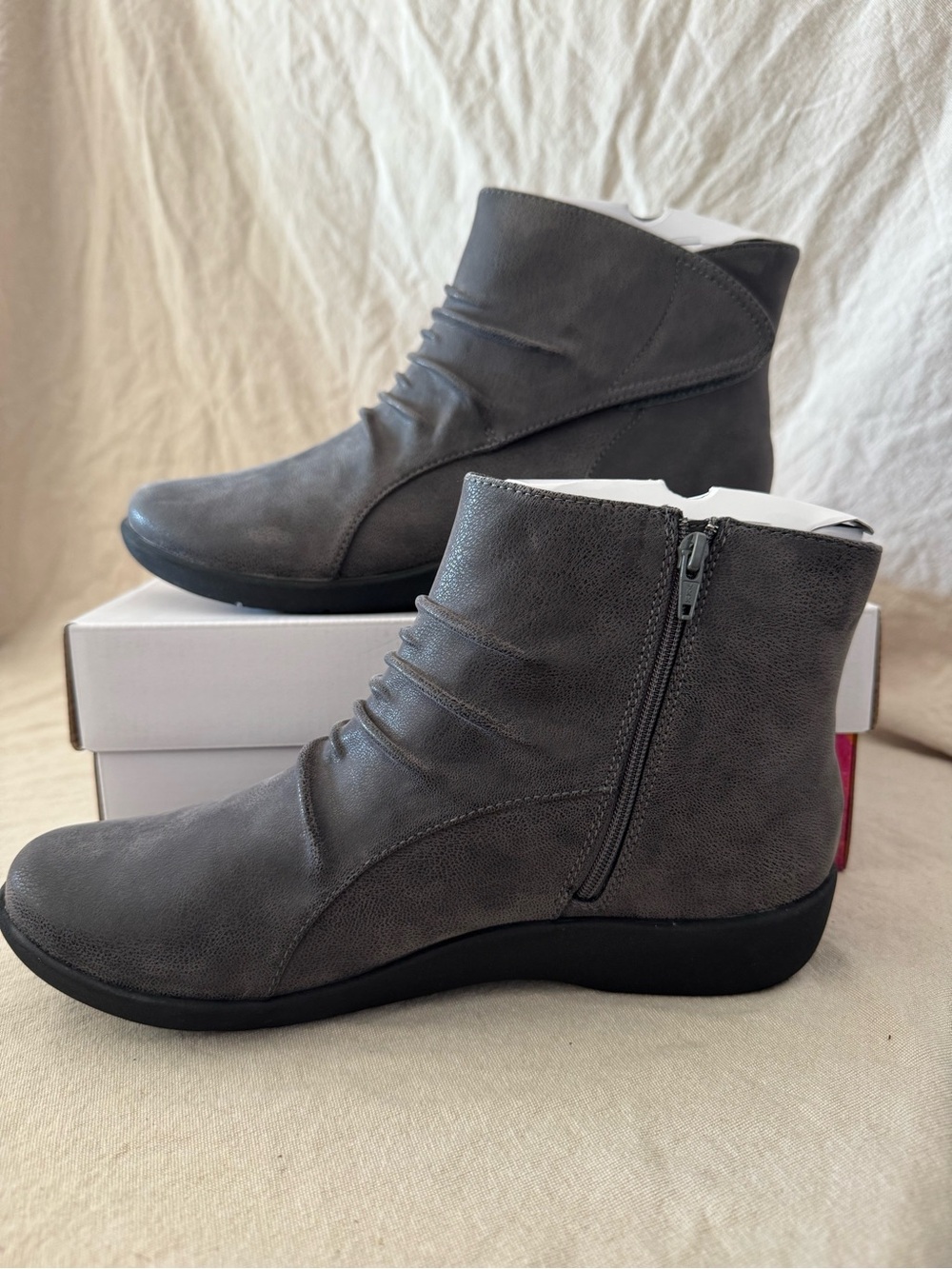 Cloudsteppers by Clarks Grey Ruched Ankle Booties Women’s size 10